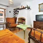 Three-Bedroom Apartment With A Fireplace In Stari Grad