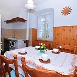 Three-Bedroom Apartment With A Fireplace In Stari Grad