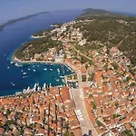 Apartment Three-Bedroom Apartment With A Fireplace In Stari Grad *
