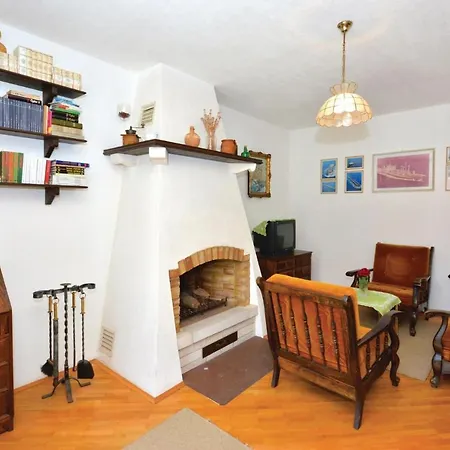 Apartmán Three-bedroom With A Fireplace In *