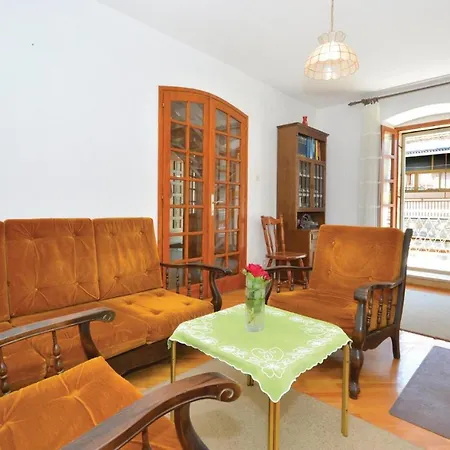 Apartmán Three-bedroom With A Fireplace In *