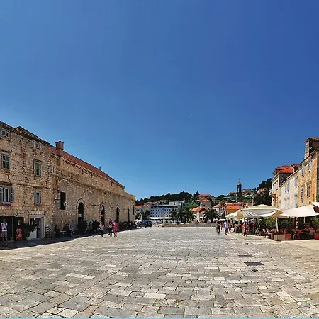 Three-Bedroom Apartment With A Fireplace In Stari Grad